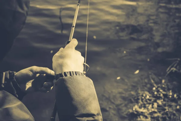 Риболовля в річці — стокове фото