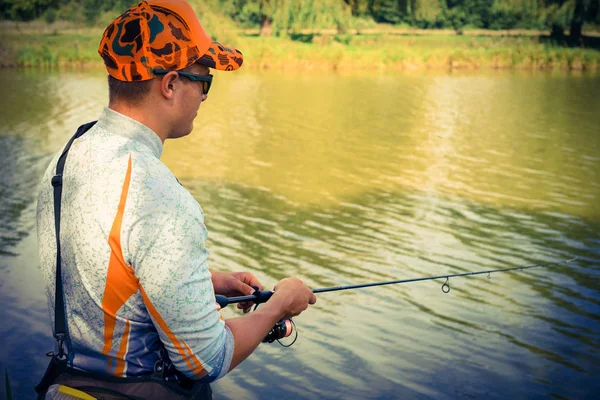 Pescatore Pesca Sul Fiume — Foto Stock