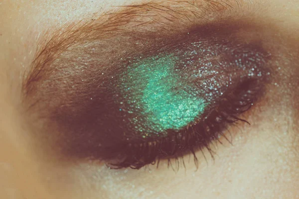 Maquillaje de ojos con sombras verdes — Foto de Stock