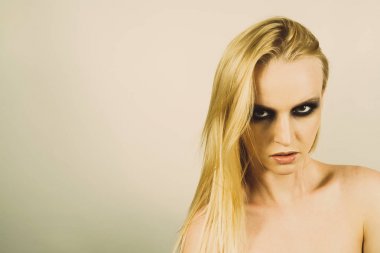 Makyaj yeşil gölgeler ile