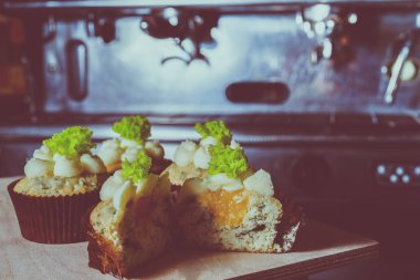 bir tepsi üzerinde pek çok güzel pastalar