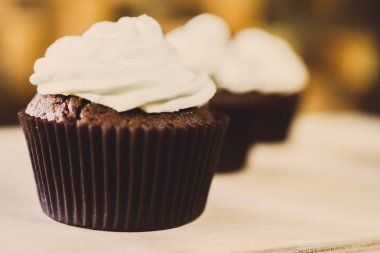 bir tepsi üzerinde pek çok güzel pastalar