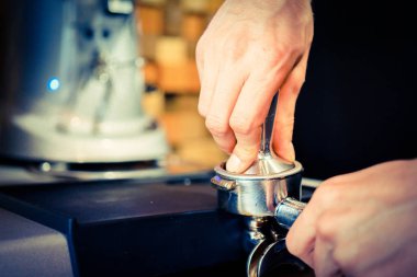 barmen bir kahve makinesi kahve hazırlar