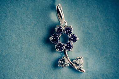 Taşlar ile güzel takı