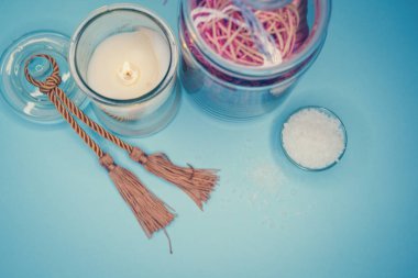 Arka plan spa kabukları mum ve tuz konu üzerinde