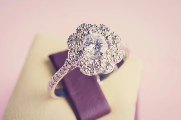 Hermoso anillo con piedras — Foto de Stock