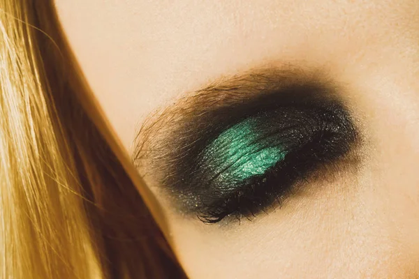 Maquillaje de ojos con sombras verdes —  Fotos de Stock