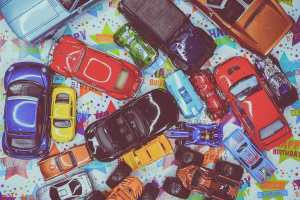 Regalo de cumpleaños de coches de juguete — Foto de Stock