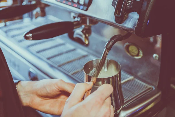 コーヒー マシンでコーヒーを作る — ストック写真