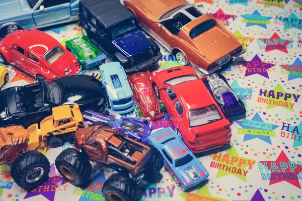 Brinquedo carros presente de aniversário — Fotografia de Stock
