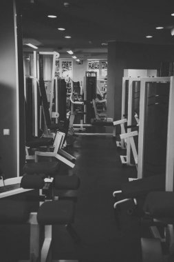 Vinnytsia, Ukrayna - Circa 2018: spor salonunda egzersiz makineleri antrenman.