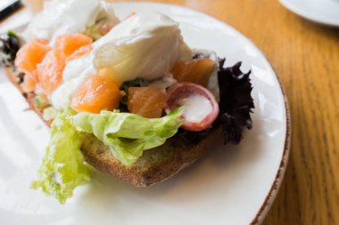 Ekmek te somon ile haşlanmış yumurta