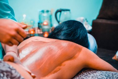 Spa salonunda çikolata masajı