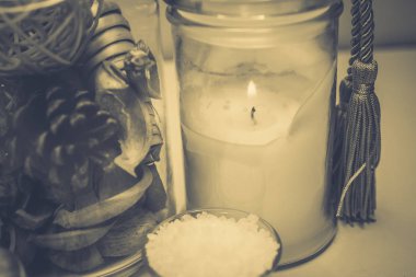 Arka plan spa kabukları mum ve tuz konu üzerinde