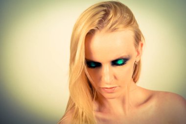 Makyaj yeşil gölgeler ile