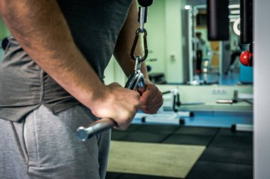 Spor salonunda vücut geliştirmeci