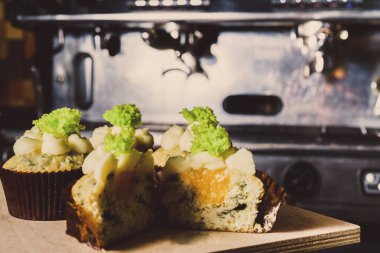 bir tepsi üzerinde pek çok güzel pastalar