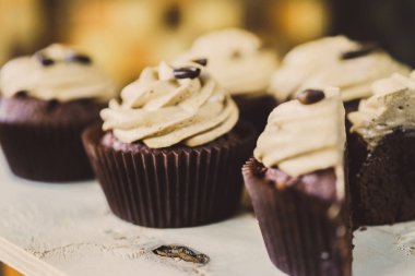 krema ile kesilmiş muffins
