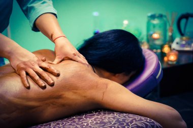 Spa'da masaj tedavisi