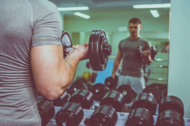 Spor salonunda vücut geliştirmeci