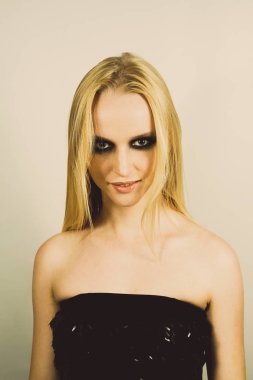 Makyaj yeşil gölgeler ile