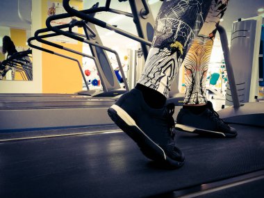 ayak koşu bandı üzerinde gitmek