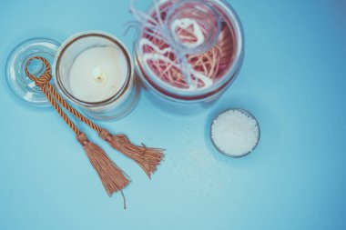 Arka plan spa kabukları mum ve tuz konu üzerinde