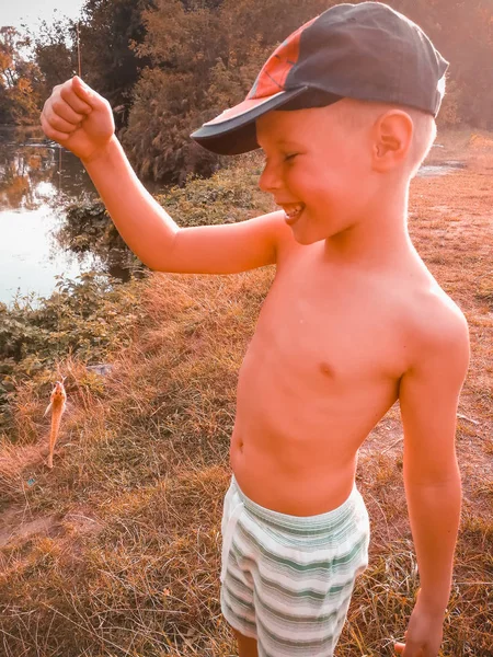 The boy is fishing — Stock Photo, Image