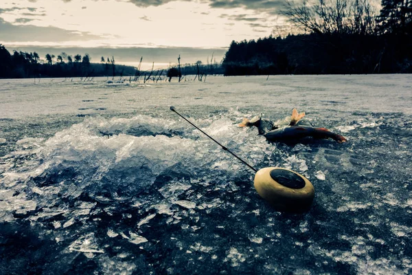 Pesca de hielo en el lago — Foto de Stock