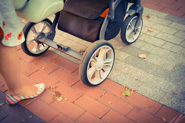 Mãe sobre um carrinho — Fotografia de Stock