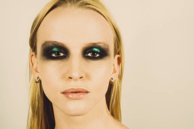 Makyaj yeşil gölgeler ile