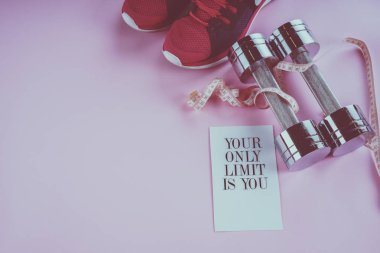 santimetre, pembe bir arka plan üzerinde halter