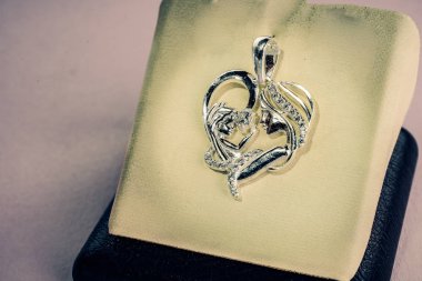 Taşlı güzel kolye