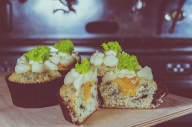 bir tepsi üzerinde pek çok güzel pastalar