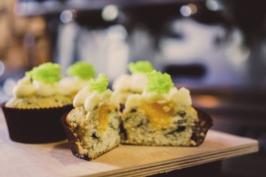 Kahve makinesi ve kafede capkake