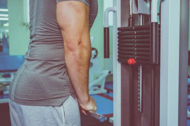 Spor salonunda vücut geliştirmeci