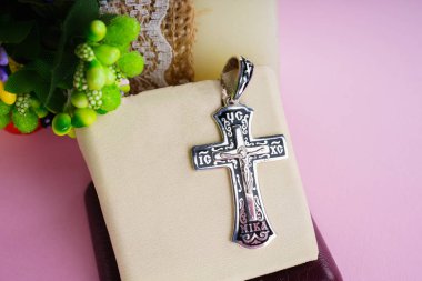 çapraz ortodoks gümüş, yakın