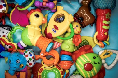 Çocukların oyuncakları çok renkli bir arka plan üzerinde