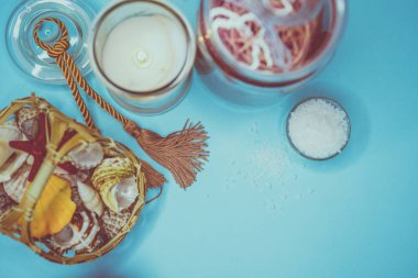 Arka plan spa kabukları mum ve tuz konu üzerinde