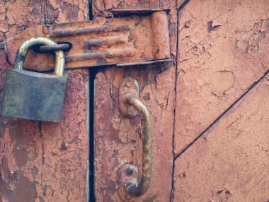 eski kapıyı kilitle