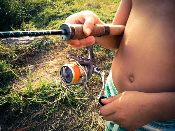 El chico está pescando — Foto de Stock