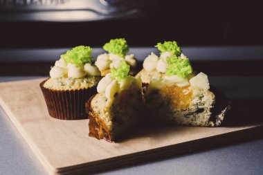 peynir ve salata ile cupcakes