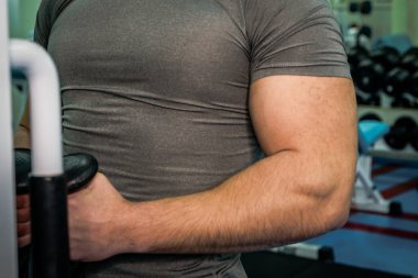 Spor salonunda vücut geliştirmeci