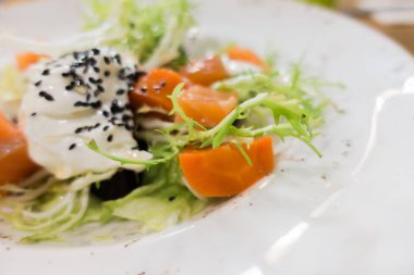 Somon ve peynirli salata