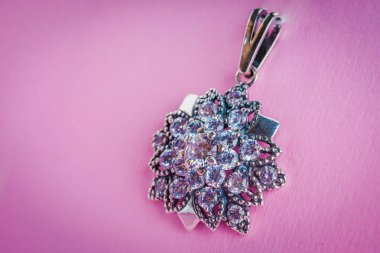 Güzel gümüş kolye yakın çekim