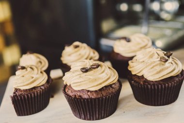 bir tepsi üzerinde pek çok güzel pastalar