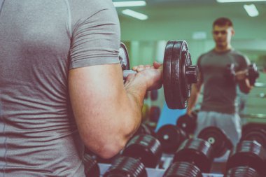 Spor salonunda vücut geliştirmeci