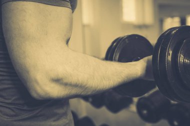 Spor salonunda vücut geliştirmeci