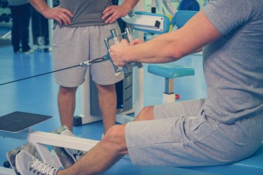 Spor salonunda vücut geliştirmeci