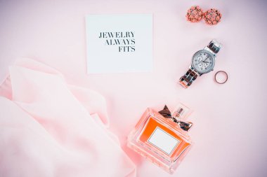 Pembe bir arka plan üzerinde çeşitli makyaj ürünleri